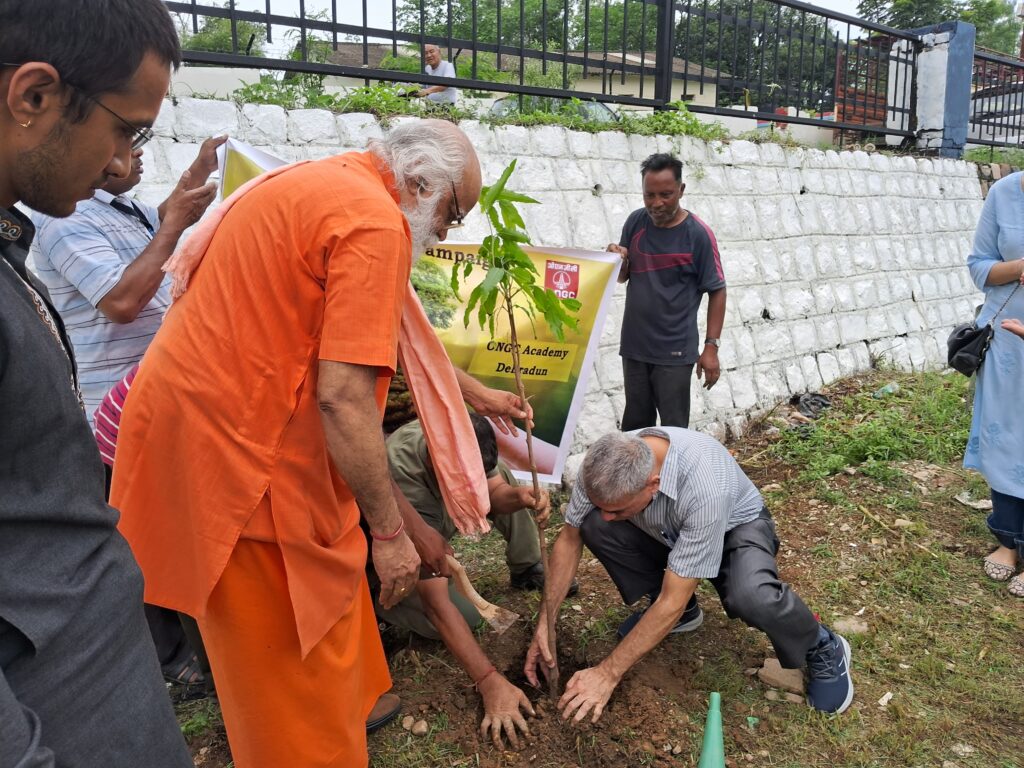 प्रधान मंत्री मोदी की मुहीम एक पेड़ माँ के नाम लगाने की ओ एन जी सी की  सुन्दर पहल पहल