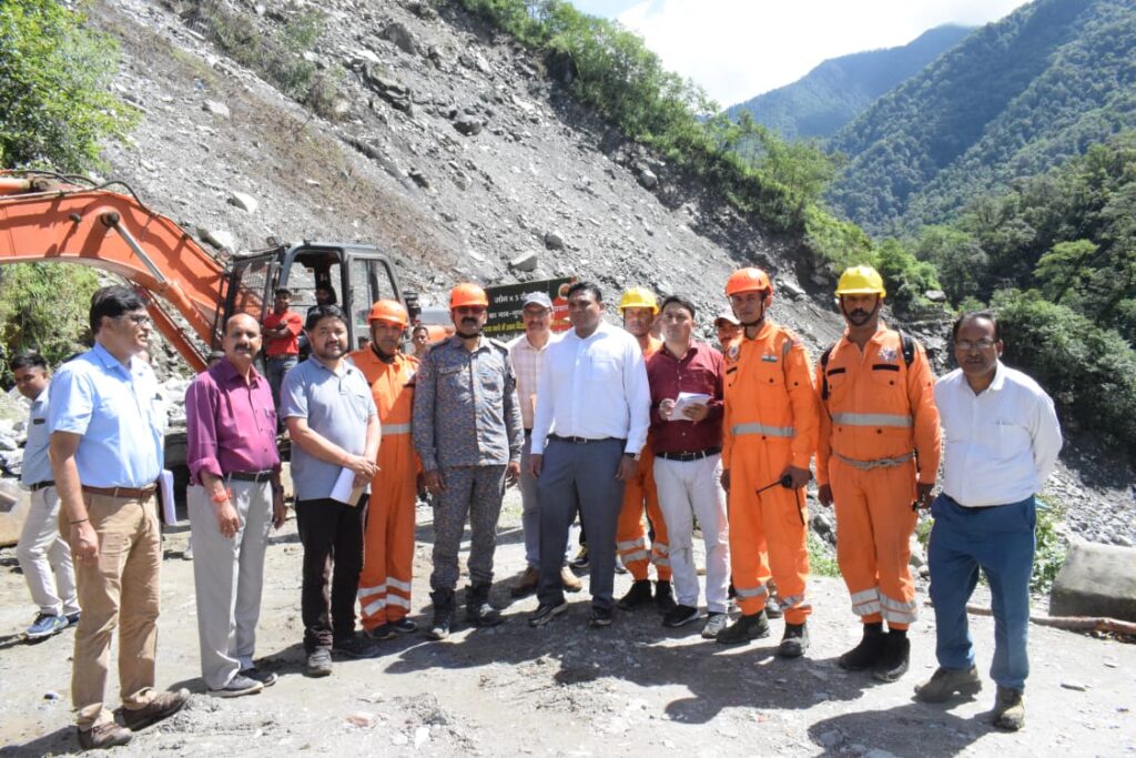  अनुकरणीय,सचिव डॉ. आर राजेश कुमार ने केदारघाटी में जान जोखिम में डाल कर निर्माण कार्यों का अधिकारियों के साथ स्थलीय निरीक्षण करने से कार्य संस्कृति बढ़ाने का संदेश दिया