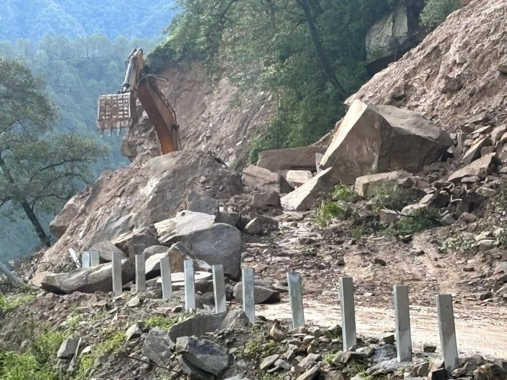 केदारनाथ हाईवे के डोलिया देवी के पास लगातार पहाड़ी से भूस्खलन जारी जानिए अन्य समाचार