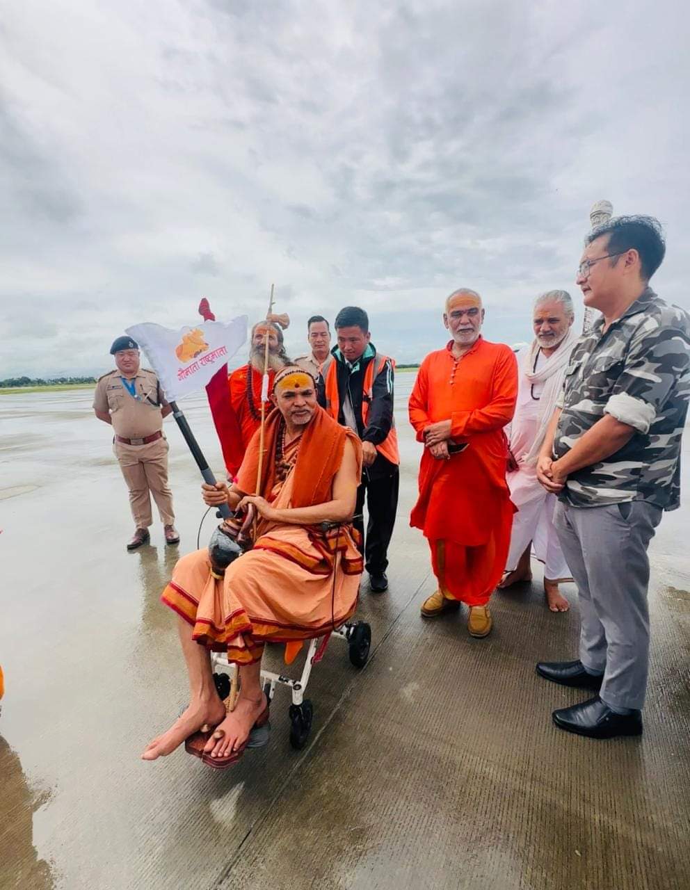 नागालैंड की धरती पर शंकराचार्या ने गोप्रतिष्ठा ध्वज फहराया , मुख्यमंत्री को दिया सन्देश