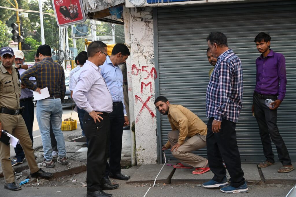 डीएम देहरादून का बड़ा एक्शन,  एआरटीओ  ऋषिकेश का बाबू निंलम्बित तथा एआरटीओ का  स्पष्टीकरण तलब। चिकित्सालय  के सीएमएस सहित 8 चिकित्सकों की सेवा व्यवधान के आदेश, वेतन भी रूका