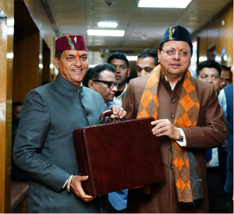 विधानसभा  में मुख्यमंत्री श्री पुष्कर सिंह धामी के साथ बजट प्रस्तुत करने जाते हुए वित्त मंत्री श्री प्रेमचंद अग्रवाल।
