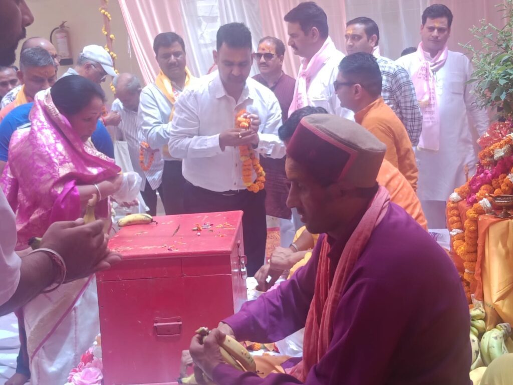 गाडू घड़ा तेलकलश यात्रा विश्राम गृह रेल्वे रोड ऋषिकेश से मुनिकीरेती प्रस्थान