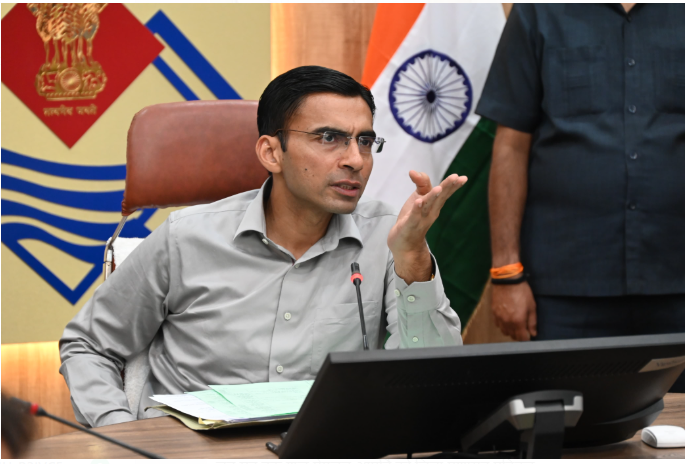 डीएम की दो टूकः युद्धस्तर करना ही है पेयजल समस्या का निस्तारण यह जान लें अधिकारीः 
