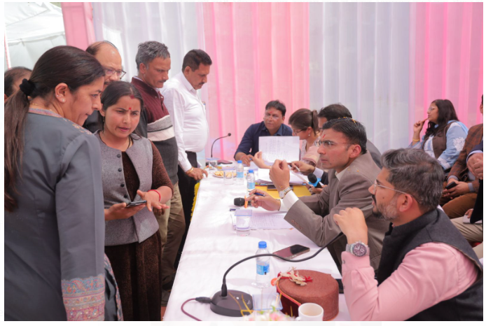 अंतिम छोर तक के व्यक्ति को योजनाओं से लाभान्वित करने के उद्देश्य से धरातल पर कार्य करें अधिकारीः जिलाधिकारी