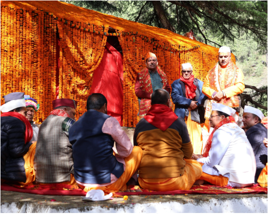 मुख्यमंत्री पुष्कर सिंह धामी ने लाटू धाम में दर्शनोें के दौरान भारतीय सेना के शौर्य का भी अभिनन्दन  किया