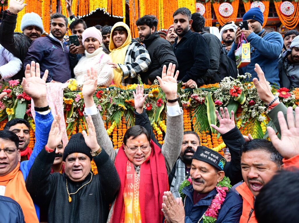 मुख्यमंत्री धामी श्री बद्रीनाथ के कपाट खुलने पर प्रधानमंत्री श्री नरेंद्र मोदी के नाम से पहली महाभिषेक पूजा की