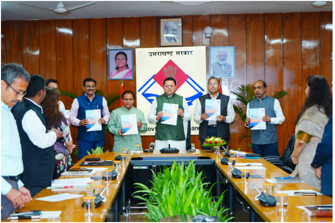 मुख्यमंत्री पुष्कर सिंह धामी को सचिवालय में सेतु आयोग ने नगर निकायों के सशक्तिकरण की दिशा में गहन विश्लेषण आधारित रिपोर्ट सौंपी।