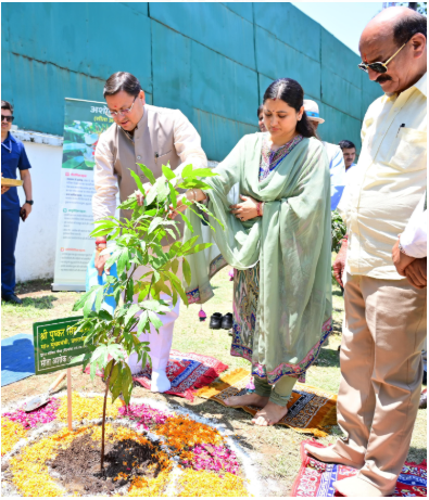 मुख्यमंत्री  पुष्कर सिंह धामी ने विश्व पर्यावरण दिवस के अवसर पर मुख्यमंत्री आवास में “एक पेड़ मां के नाम” अभियान के अंतर्गत पौधारोपण किया ।