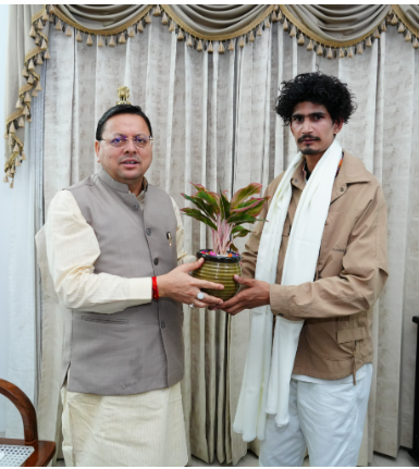 मुख्यमंत्री पुष्कर सिंह धामी ने माउंट एवरेस्ट को विजय करने वाले युवा पर्वतारोही श्री रोहित भट्ट को सम्मानित किया