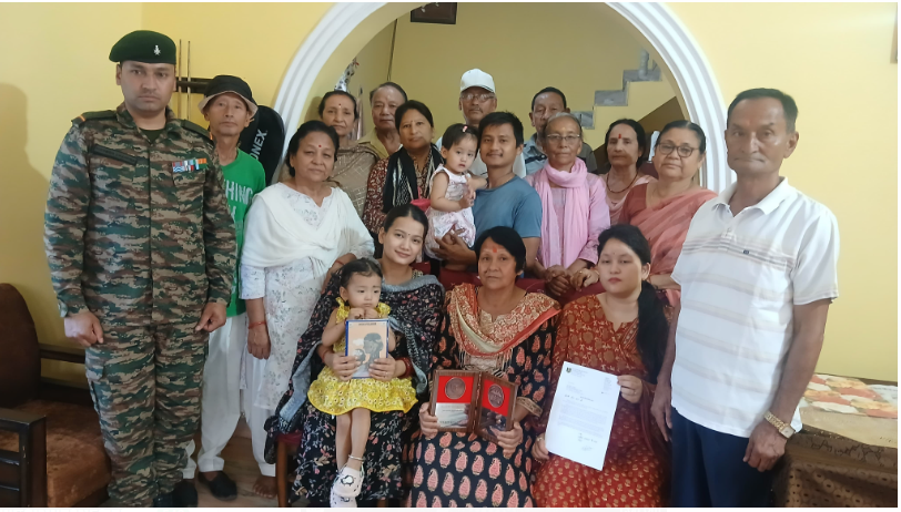 “कारगिल शहीदों को सलाम: सेना के जवान पहुँचे घर-घर, परिजनों को भेंट किए स्मृति सम्मान चिन्ह”