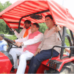 मुख्यमंत्री धामी ने जब पारंपरिक मंच से उतरकर ट्रैक्टर की स्टेयरिंग संभाली, तो सड़क पर उत्साह की लहर दौड़ गई।