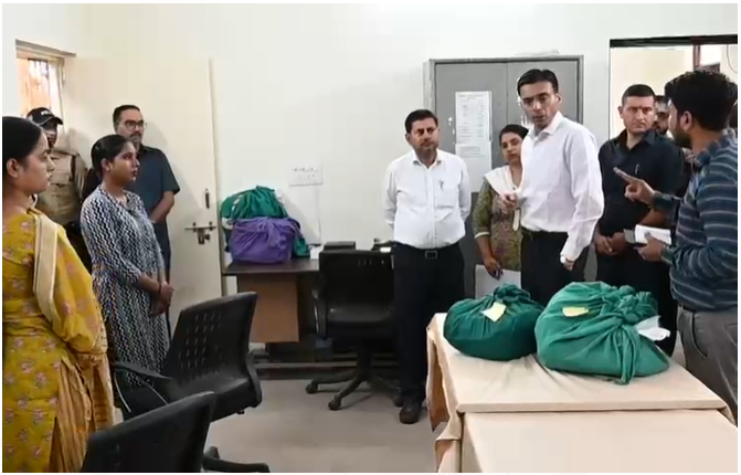 जिलाधिकारी सविन बसंल ने आज आपदा परिचाजन केन्द्र का औचक निरीक्षण कर व्यवस्थाएं देखी।