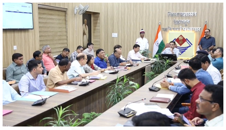 जिलाधिकारी सविन बसंल की अध्यक्षता में ऋषिपर्णा सभागार कलेक्टेªट में सीएम हेल्पलाईन की समीक्षा की