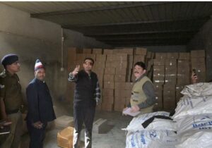 डीएम सविन बंसल की जिला देहरादून के आंगनवाड़ी केंद्रों को सामग्री आपूर्तिकर्ता गोदाम पर औचक निरीक्षण 