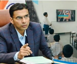 डीएम का शिक्षा मॉडल हर कक्षा में अब स्मार्ट तकनीक; सरकारी स्कूलों में डिजिटल क्रांति की शुरुआत