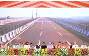 देवभूमि में प्रधानमंत्री का भव्य स्वागत, 12 किमी लंबे रोड शो में बड़ी संख्या में उमड़े लोग