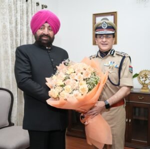 राज्यपाल लेफ्टिनेंट जनरल गुरमीत सिंह (से नि) से आज लोक भवन में पुलिस महानिदेशक श्री दीपम सेठ ने शिष्टाचार भेंट की।