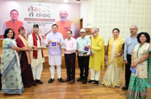 मुख्यमंत्री ने मुख्य सेवक सदन में लेखकों एवं साहित्यकारों से किया संवाद