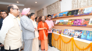राज्यपाल ने लोक भवन परिसर में लगी पुस्तक प्रदर्शनी का किया अवलोकन