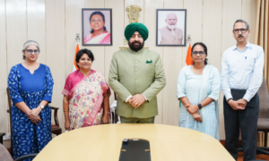 राज्यपाल लेफ्टिनेंट जनरल गुरमीत सिंह से  लोक भवन में उत्तराखण्ड तकनीकी विश्वविद्यालय की कुलपति प्रो. (डॉ.) तृप्ता ठाकुर ने शिष्टाचार भेंट की।