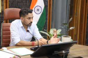 हाईरिस्क प्रेगनेंसी महिलाओं से डीएम दूरभाष पर पूछा हाल, सीएमओ को मॉनिटिरिंग करने के निर्देश