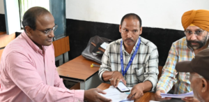 मुख्य निर्वाचन अधिकारी ने किया मतदान केंद्रों का निरीक्षण, मतदाताओं से लिया फीडबैक