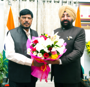 राज्यपाल लेफ्टिनेंट जनरल गुरमीत सिंह (से नि) से लोक भवन में अधिकारिता राज्य मंत्री श्री रामदास आठवले ने शिष्टाचार भेंट की।
