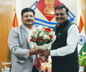 मुख्य सचिव श्री आनन्द बर्द्धन ने बुधवार को सचिवालय में श्री दीपेन्द्र चौधरी को उत्तराखण्ड सेवा का अधिकार आयोग में आयुक्त पद के लिए पद की शपथ दिलाई।