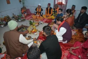 मुख्यमंत्री श्री पुष्कर सिंह धामी ने पैतृक गांव हड़खोला स्थित श्री हरि चंद देवता मंदिर में की पूजा-अर्चना