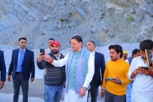 मुख्यमंत्री श्री पुष्कर सिंह धामी ने श्रीनगर-देवप्रयाग राष्ट्रीय राजमार्ग पर पहाड़ी के उपचारात्मक कार्यों का किया निरीक्षण