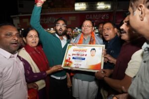 मुख्यमंत्री ने स्थानीय लोगों एवं युवाओं से किया संवाद, जाना उनका हालचाल